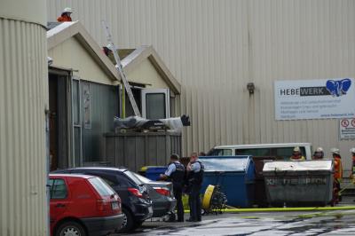 Brand von Metallstaeben in einer Firma in Oberboihingen loest Grosseinsatz aus